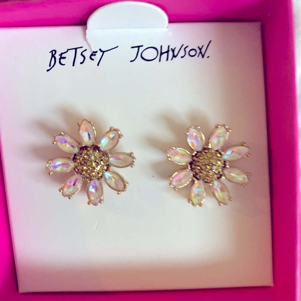 NIB Betsey Johnson Iridescent White & Gold Tone Daisy Post Earrings